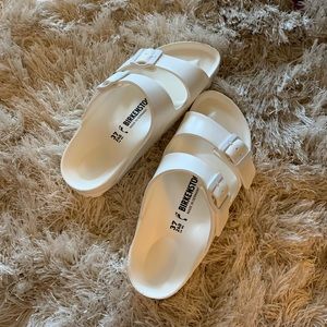 BRAND NEW Birkenstock Slides in White - Size 6